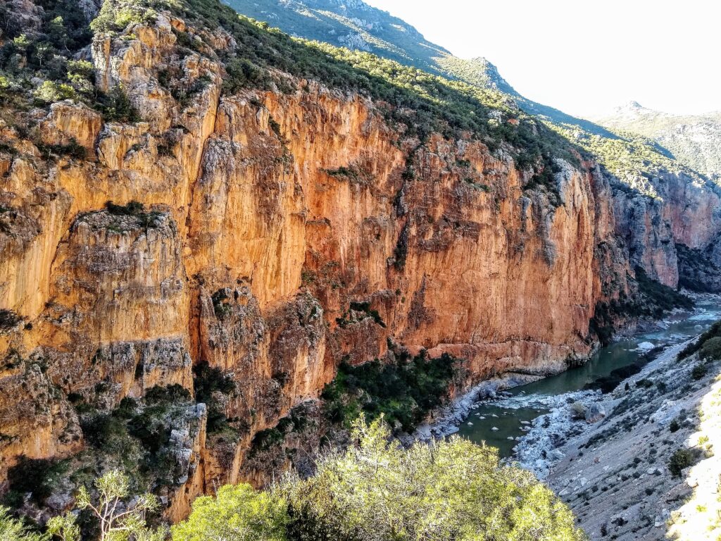 The P4105 road winds through northern Morocco, between Chefchaouen and the coast, along the Oued Laou; beautiful cliffs