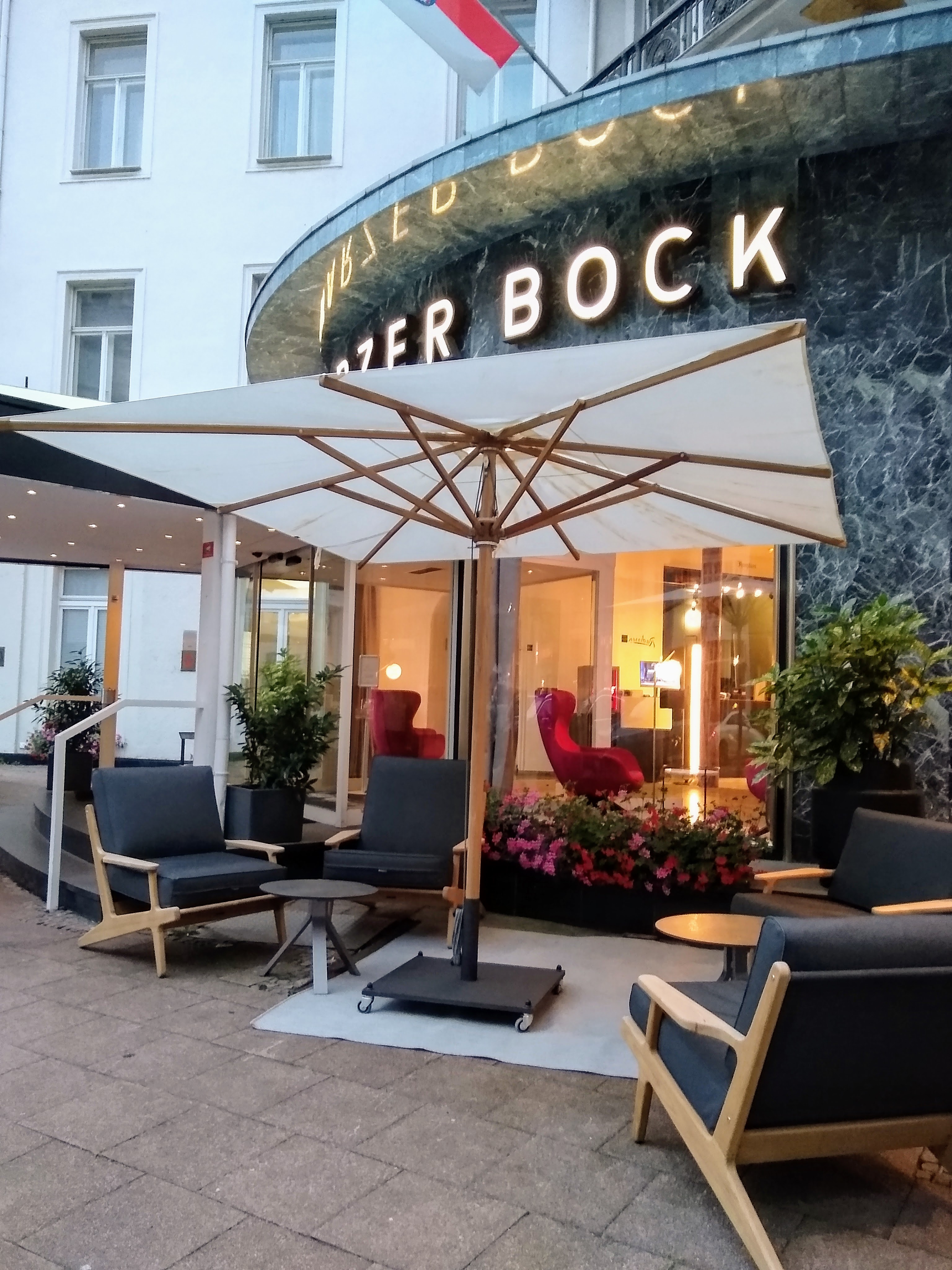 Schwarzer Bock Hotel front seating